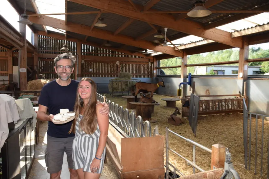 Julien Graf et Élisa Bonneau dans la chèvrerie