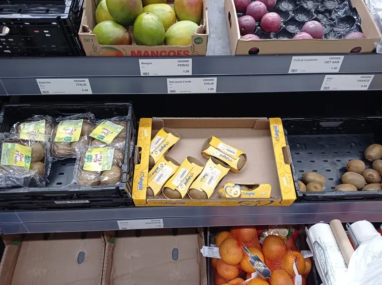 Barquette carton, barquette plastique, vrac... La segmentation en rayon se fait sur l'emballage.