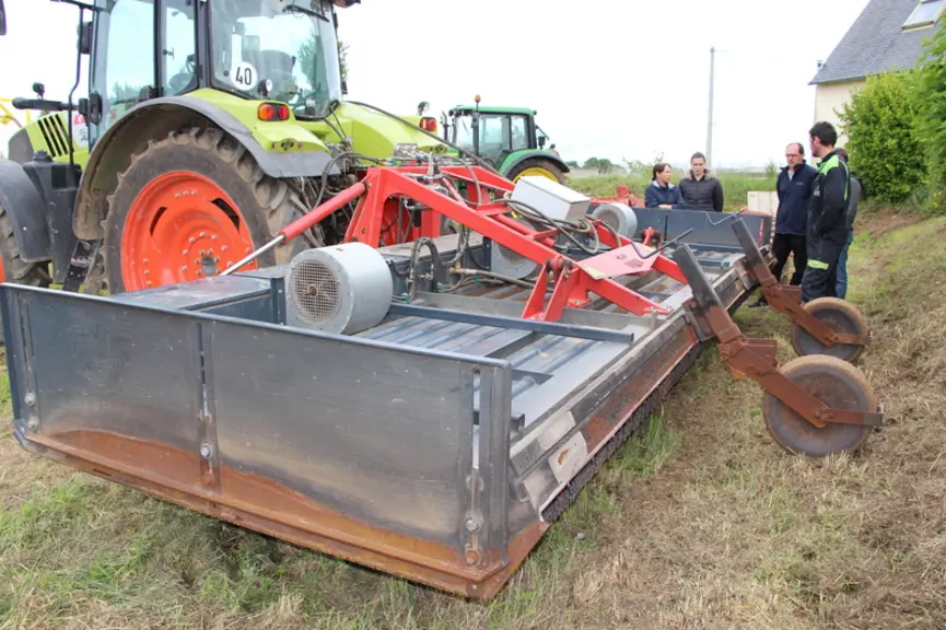 Le désherbeur thermique consomme 80 kg/ha de gaz à chaque faux-semis. Il est utilisé aussi pour le défanage des pommes de terre.