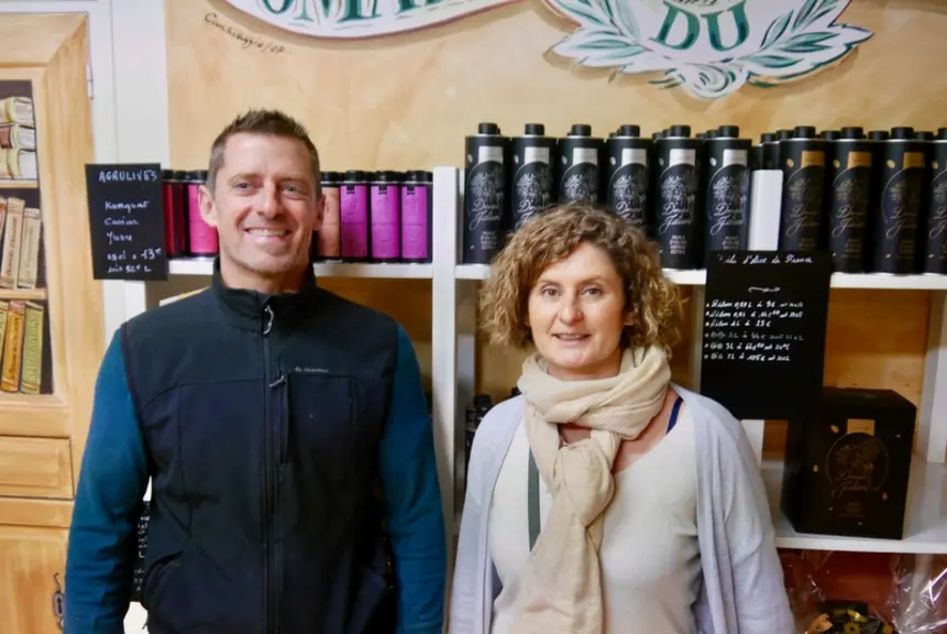 Philippe Carra et sa sœur Anne ont développé une gamme de produits à base d'agrumes et olives pressés  pour obtenir des huiles parfumées, les "agruliv