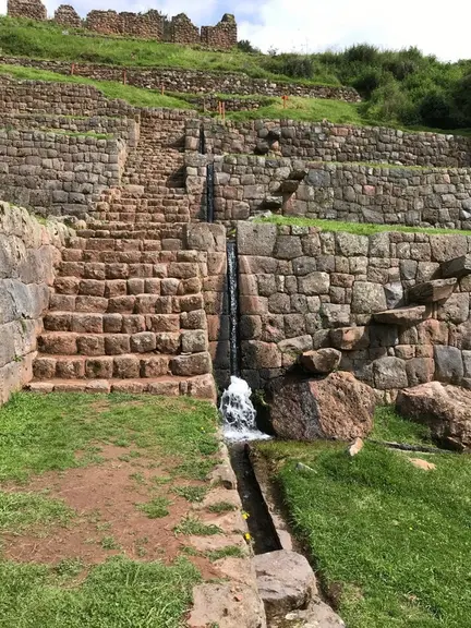 Les ouvrages d'irrigation Incas sont encore utilsés comme ici à Maitrise de l’eau à Tipon, dans la Vallée Sacrée à 3 400 m. © Y.Narbesla