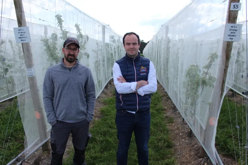 Sullivan Leroy (à gauche), responsable exploitation du verger de Beauvallon et Arnaud de Puineuf (à droite), directeur de Pomanjou.