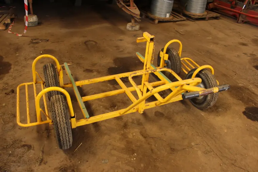 Pour la cueillette, de simples porte-palox avec des marches fixées sur les essieux sont utilisées au lieu des plateformes de récolte.