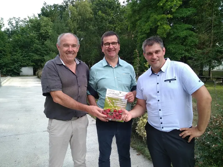Pierre Gaillard (à gauche) transmet une barquette de fraise Charlotte, création variétale Invenio-Ciref à Sébastien Cavaignac, nouveau directeur, en p