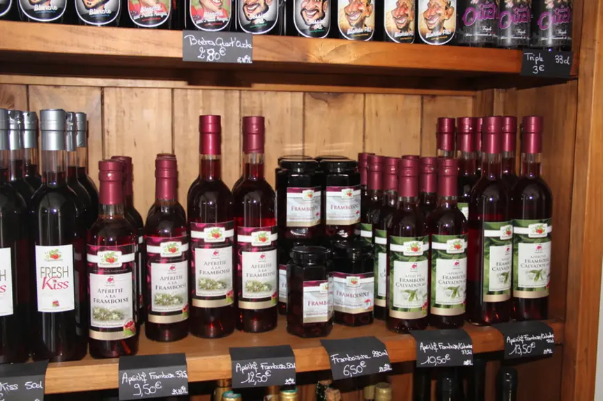 Les producteurs marient leurs pommes (une trentaine d’hectares de verger) aux framboises pour proposer un apéritif framboise-calvados et un jus de fru