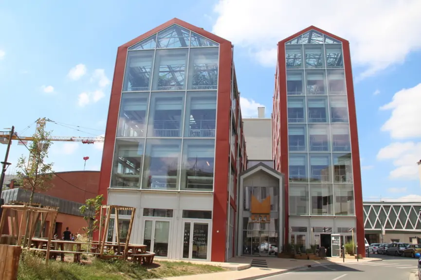 La Cité maraîchère est implantée dans le quartier Marcel Cachin, composé de grands ensembles HLM des années 1960, rénové récemment.