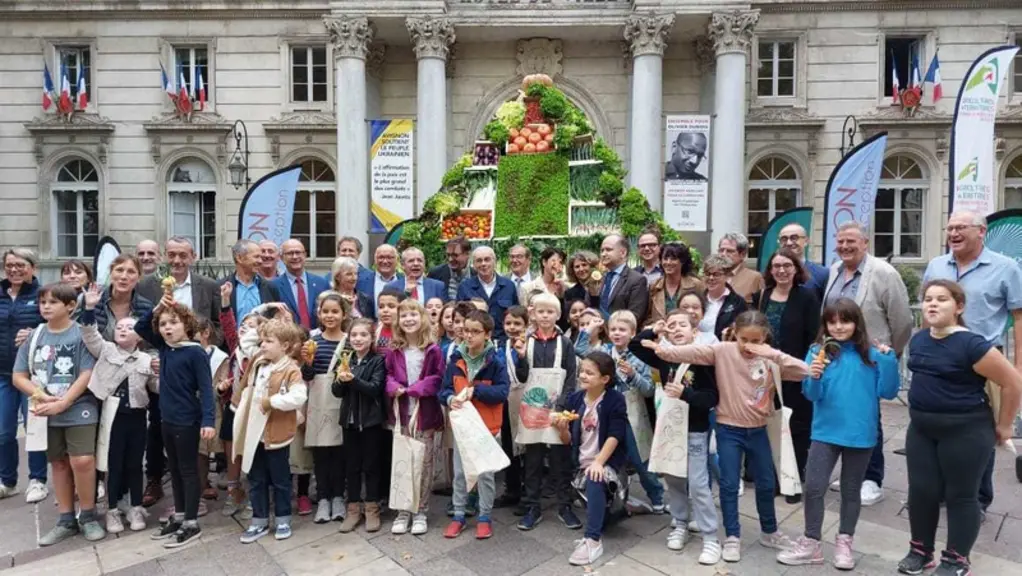 L'emblématique pyramide de légumes de Légumes de France a trôné sur la place de la mairie d'Avignon pendant toute la durée du congrès, entourée de nom