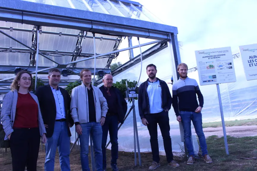 Le pilotage de la culture hors-sol de fraise sous panneaux photovoltaïques semi-transparents se fait en priorisant les besoins de la plante.