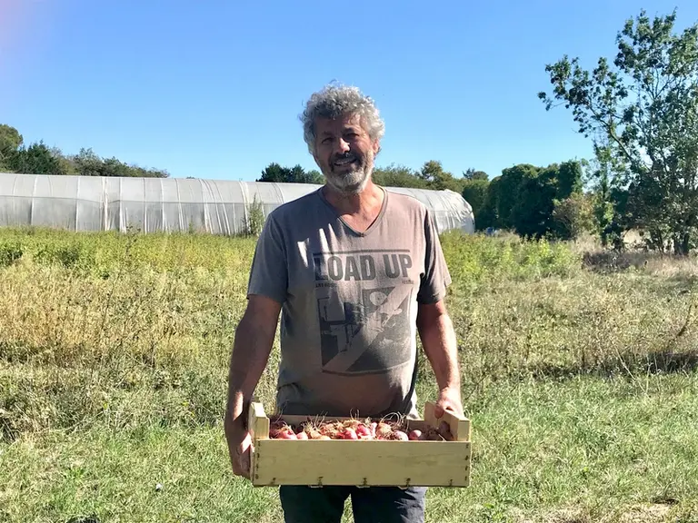 Benoit Simon, maraîcher sur l'île d'Oléron fait partie de l'équipe de sauvegarde de l'oignon de Saint-Turjan.