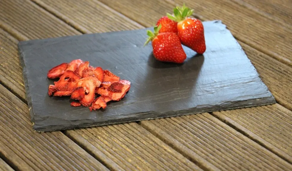 A côté d’ingrédients traditionnels comme les poudres et les cubes, Dry4Good a développé des chips de fruits et légumes.  © Dry4Good
