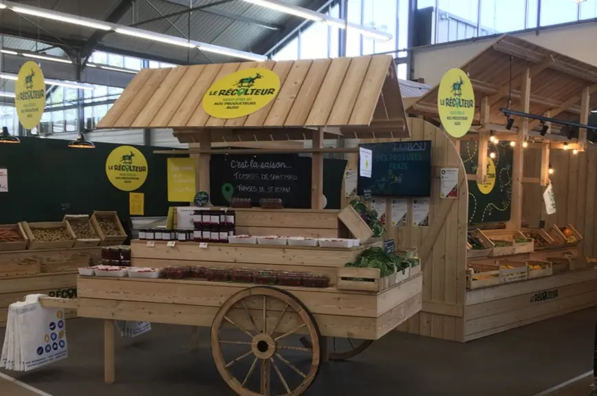 Lancée cet automne, une charrette fait office de stand éphémère pour les production locales saisonnières : pommes bio, choux-fleurs, artichauts par ex