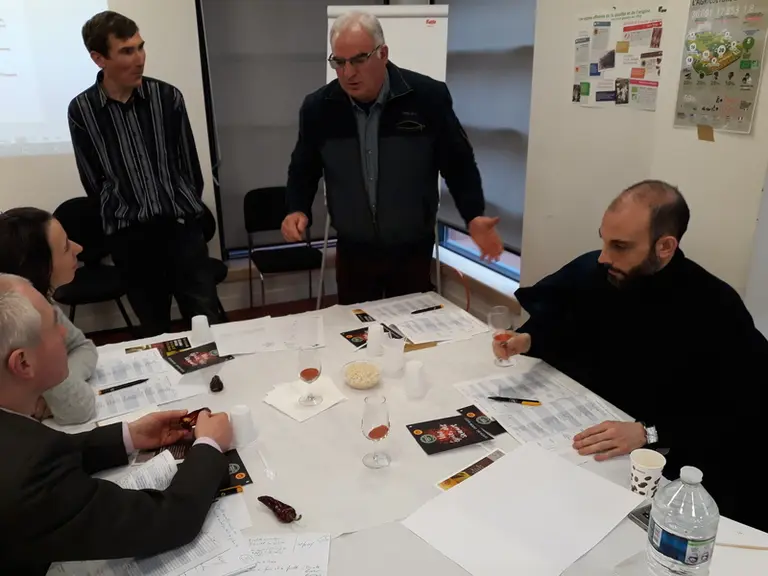 9 h : La formation commence. Elle sera assurée par Romain Chavignon et Didier Chabrerie de l’Inao, avec la présence du producteur Ramuntxo Lecuona. Cô