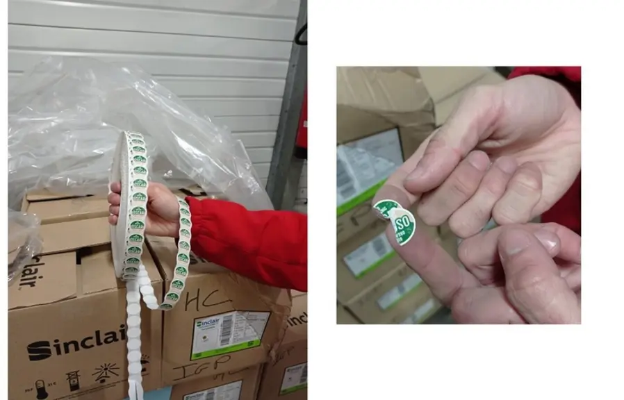 Une solution de stickers home-compostable a été trouvée mais doit encore être affinée, notamment en termes de colle (les poils du kiwi vert limite la