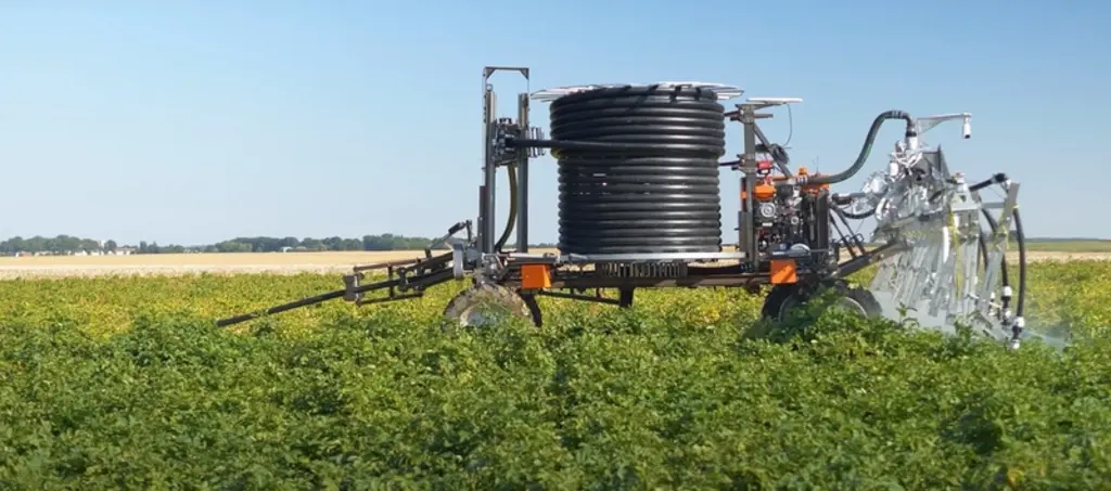 Oscar dispose de 600 mètres de tuyaux lui permettant d'irriguer, en toute autonomie, des parcelles de près de 20 hectares.