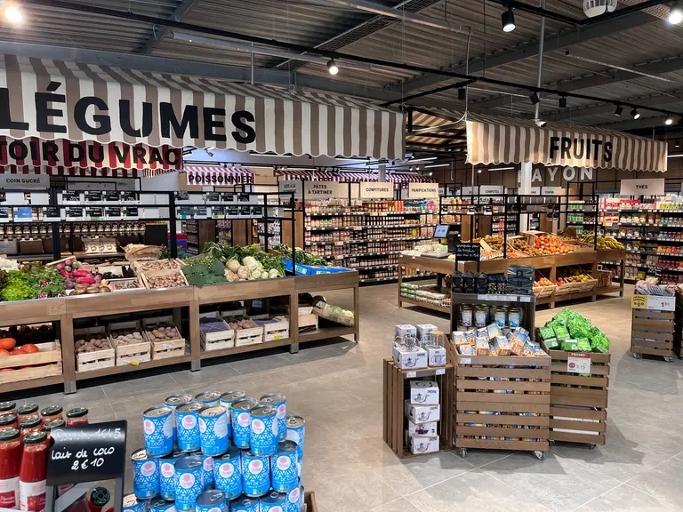 Vue du rayon fruits et légumes dans un magasin de l'enseigne Léopold