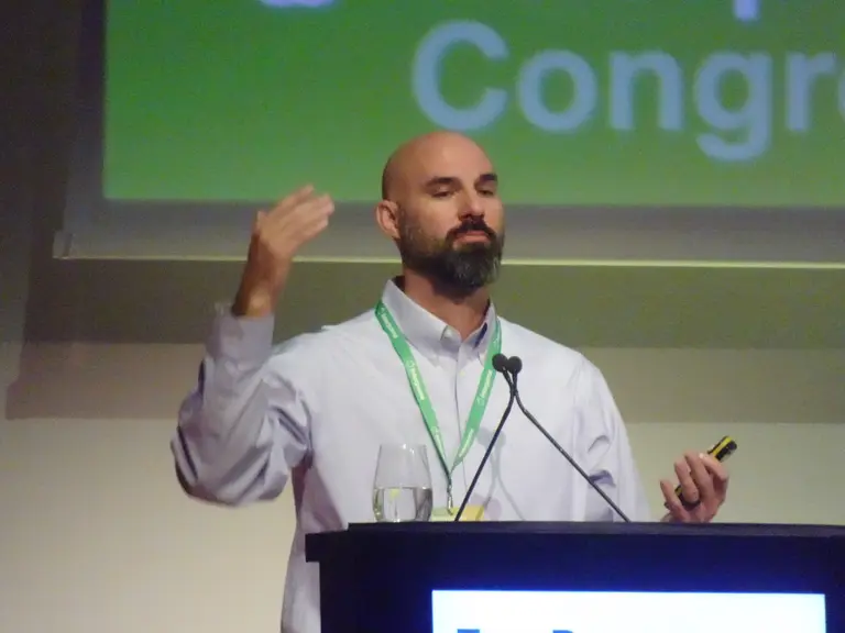 Tom Barnes, directeur général de Category Partners, LLC, à la tribune du Congrès Interpoma