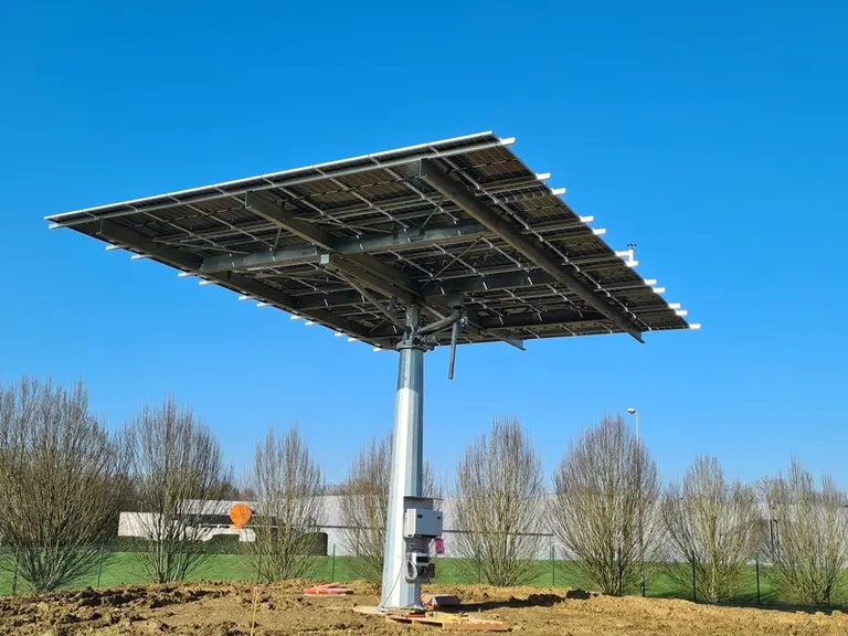 Les quatre trackers permettent de couvrir 15-20% de la consommation électrique en période estivale.