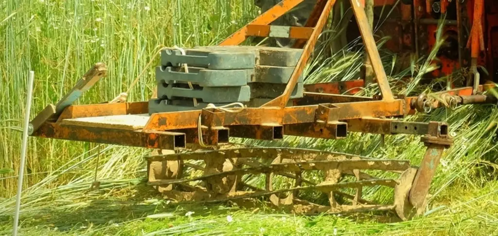 Un rouleau cage doté de masses supplémentaires sur lequel on soude une tige hélicoïdale est facile à réaliser et fait du bon travail.