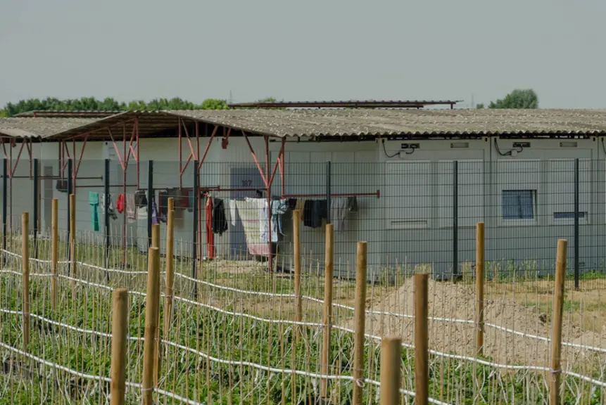 Quatre salariés sont employés à plein temps pour le ménage et la maintenance du village de mobil-homes.
