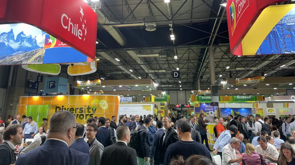 Une allée de Fruit Attraction 2024 avec beaucoup de monde.