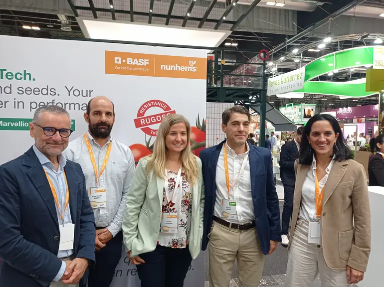 Equipe d'un groupe semencier (BASF) sur un salon (Fruit Attraction). Tous posent pour la photo de groupe.