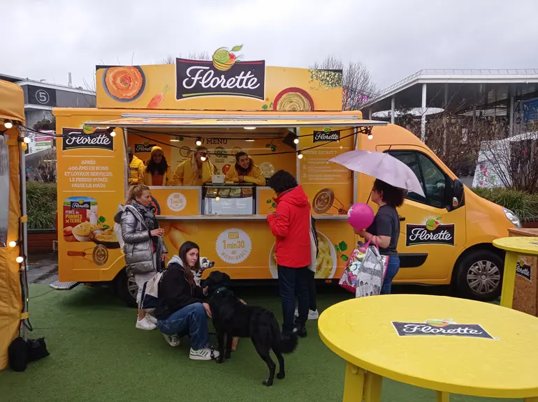 un camion type food truck à la marque Florette distribue des purées de légumes.