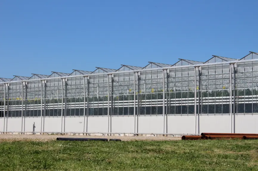 La partie réhaussée au sol a été fermée par panneaux sandwich pour rajouter une couche d’isolation.