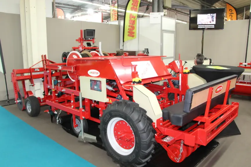 <em class="placeholder">Planteuse automotrice Huet 2M présentée au Sival 2026. </em>