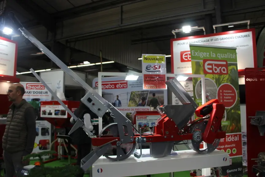 <em class="placeholder">Le semoir manuel professionnel à assistance électrique e-SJ de Sepeba-Ebra.</em>