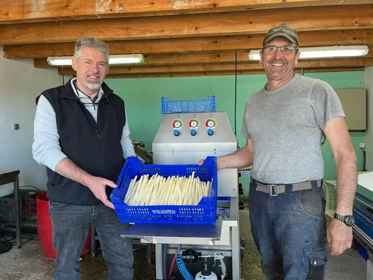 Stéphane Allix, responsable du magasin Le Village des producteurs à Aubenas et Patrice Raoux, producteur d'asperges en A