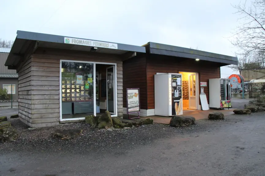 <em class="placeholder">Magasin et casiers de vente directe dans une exploitation maraîchère de l'Oise. </em>
