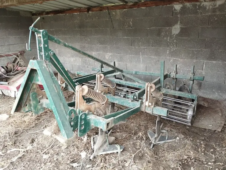 <em class="placeholder">Actisol modifié pour scalper et andainer les couverts végétaux au Jardin du Fontanil en Isère</em>