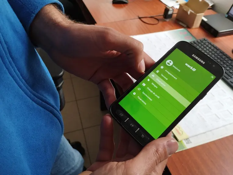 <em class="placeholder">Smartphone pour saisir des observations effectuées dans les rangs de plants de poivrons d'une serre. </em>