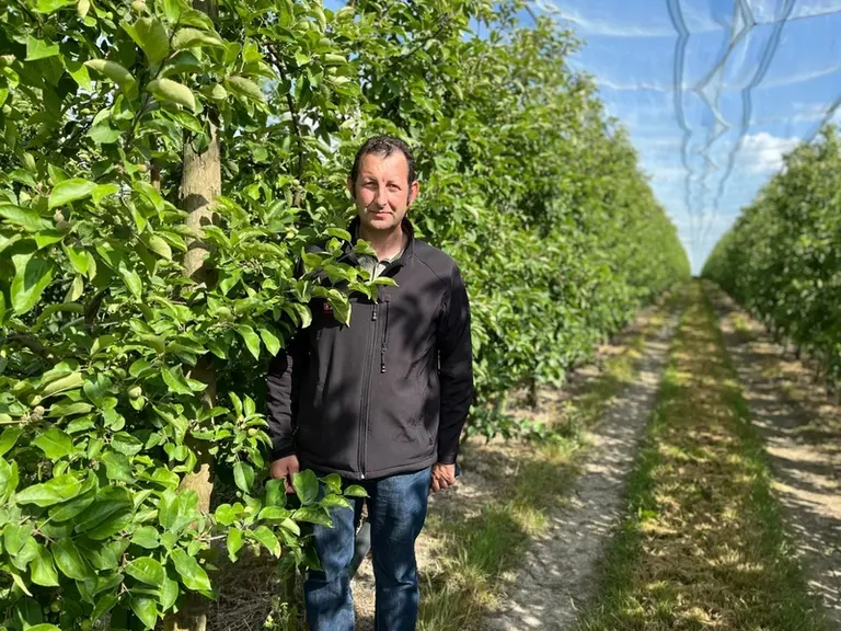 Thierry Moisy, président de l’Association nationale pommes poires et arboriculteur, pose dans son verger.