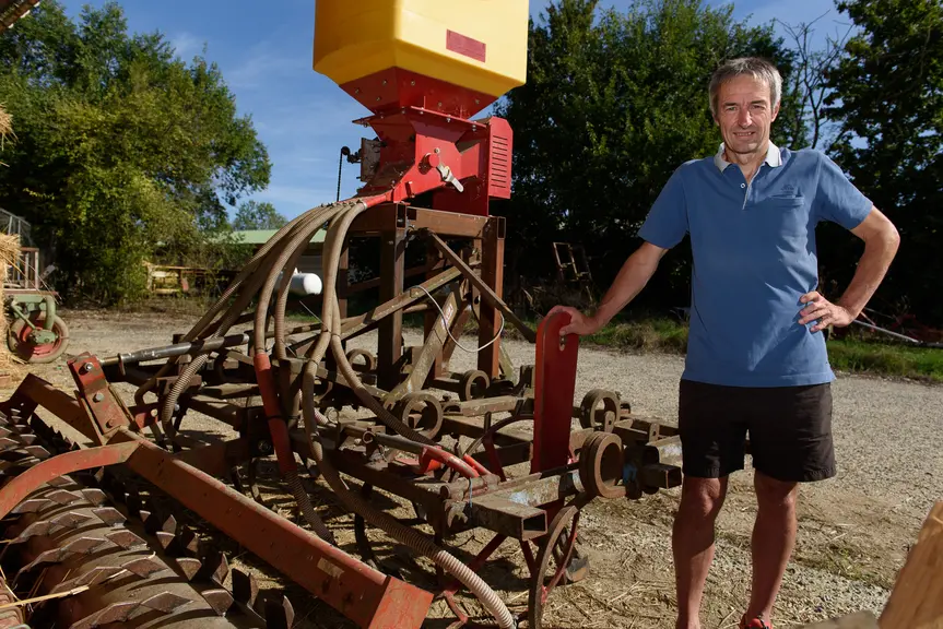 Pour implanter ses couverts, François Lacome s'est fabriqué un semoir composé d'un cultivateur de 3 mètres associé à un rouleau packer et à un distributeur de petites graines.
