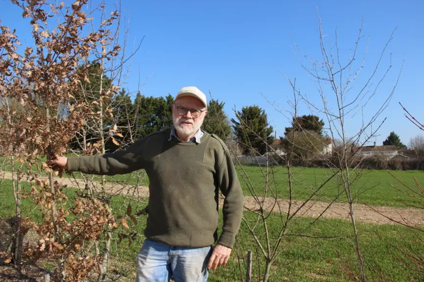 Jean-Luc Lassoudière, agriculteur à Saint-Fraigne (16)."Le choix d'essences variées dans les haies est recherché pour favoriser le développement des a