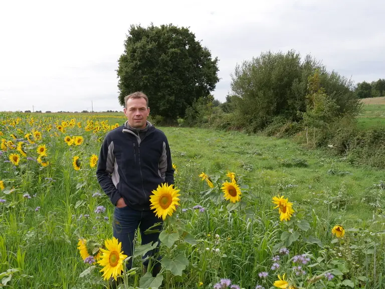 Jean-Michel Massue, agriculteur à Treffendel à côté de Rennes."Les couverts végétaux d'interculture et les bandes enherbées évitent les fuites de phyt