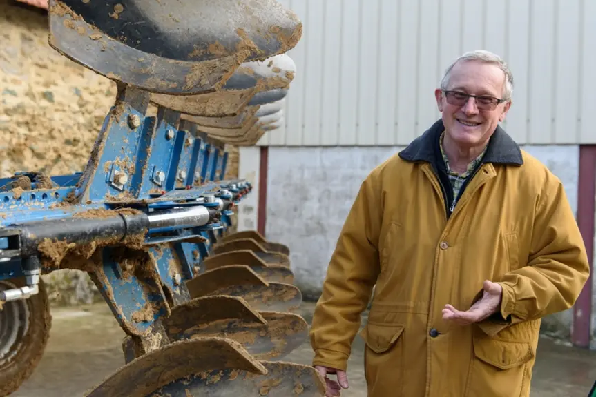 Après vingt ans de non-labour, François-Xavier Déchamps a opté pour une charrue déchaumeuse pour faire face aux graminées résistantes et à la fin anno