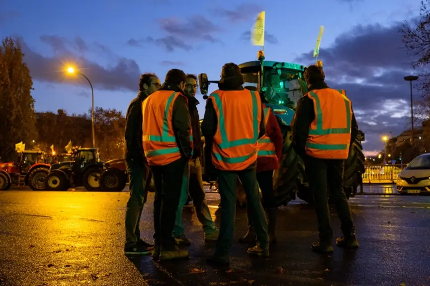 Manifestants à Paris le 27 novembre. Matraquage médiatique, mise en accusation des phytos et accords de libre-échange en défaveur de l'agriculture fai