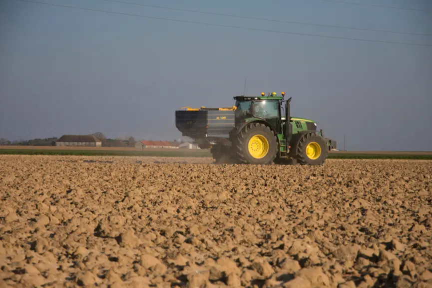 Les superphosphates (Super 18 ou Super 45) sont à apporter avant le semis. © N. Cornec