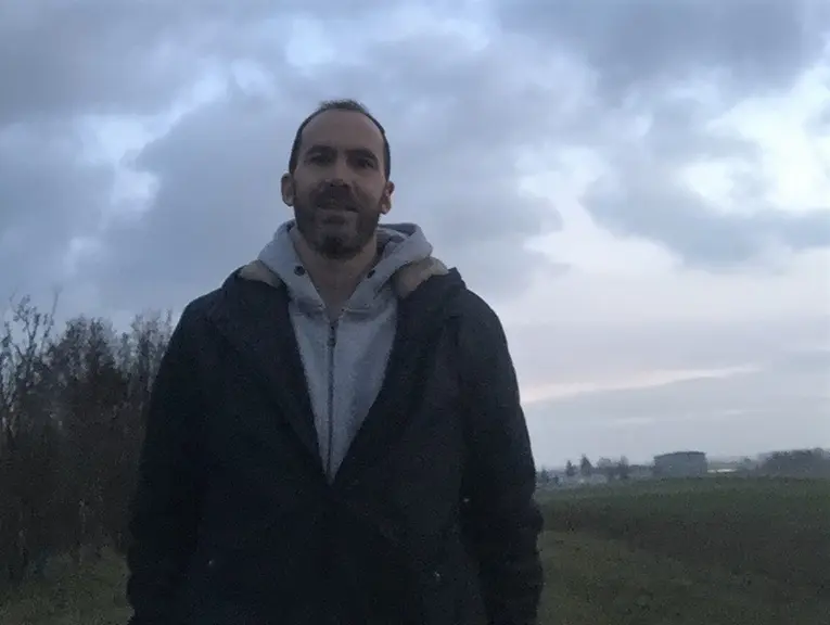 Pascal Dubourg a baissé ses IFT herbicides de 50 % grâce au traitement 100 % localisé. « C’est motivant, je ne reviendrais pas en arrière. » © P. Dubo