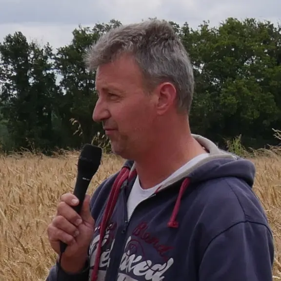 Fabrice Guillet, agriculteur. « Le drone est intéressant pour le semis de couverts, mais on est limité dans le choix des espèces. » © F. Guillet