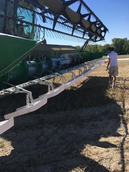 Des plateaux FlexxiSelect sont disposés sur la moiss'batt' de façon à protéger la culture relais de la coupe au moment de la moisson. © Ceta Romilly-sur-Seine