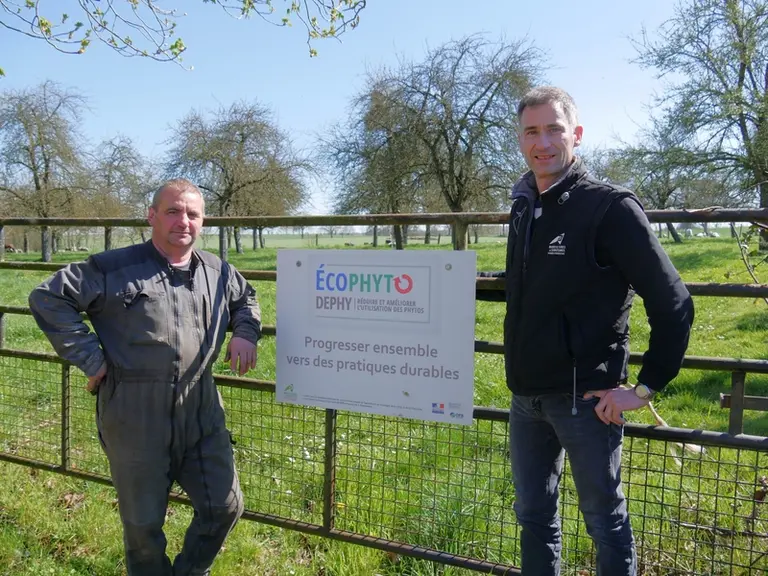 Eric De Beaudrap est dans une démarche de réduction des phytos avec l'appui d'Etienne Barbarit, de la chambre d'agriculture de Mayenne.