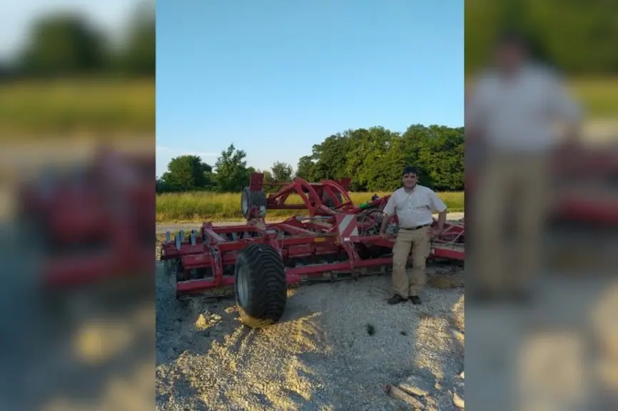 Cyril Jean-Baptiste agriculteur à Vanault-les-Dames dans la Marne, devant un déchaumeur à disques Joker RT de Horsch