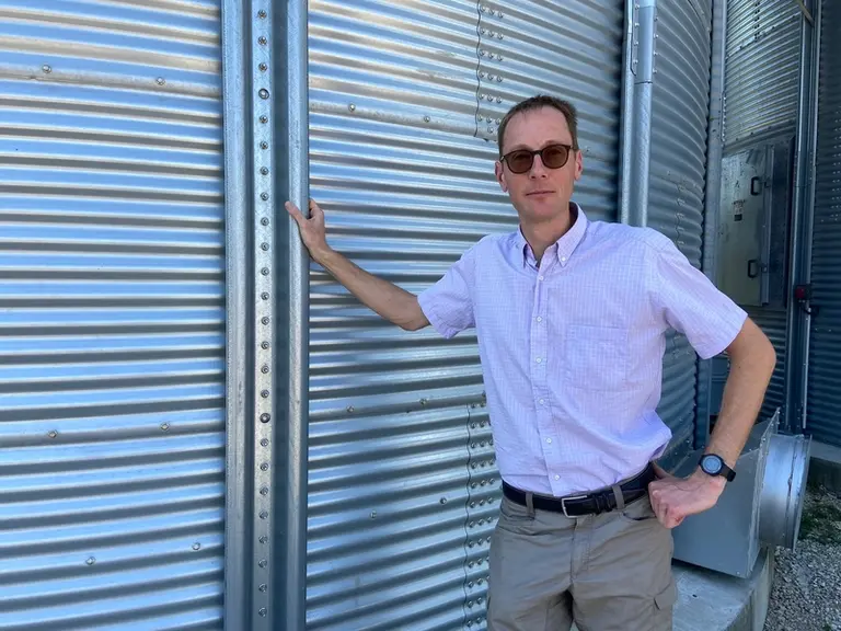 Marc Watrelot exploitant à Bonneval en Eure-et-Loire devant ses cellules de stockage de céréales septembre 2023
