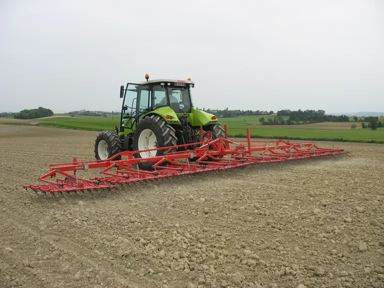 L'utilisation d'une herse étrille est une alternative sur tournesol pour compléter l'action d'herbicides contre les adventices.