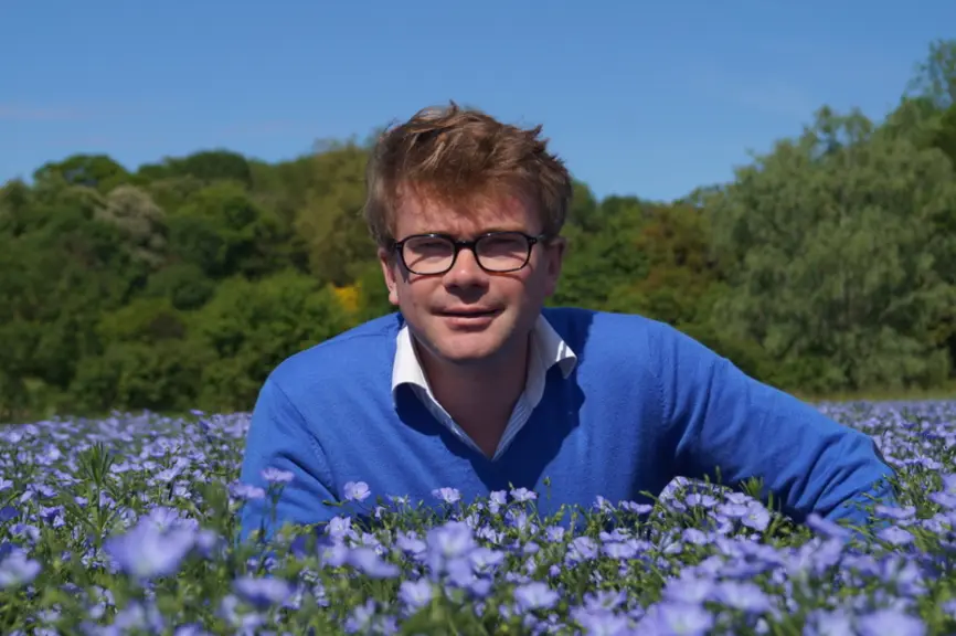 Quentin Pointereau, producteur de grandes cultures à à Lugny-Bourbonnais, dans le Cher, dans un champ de lin en fleur