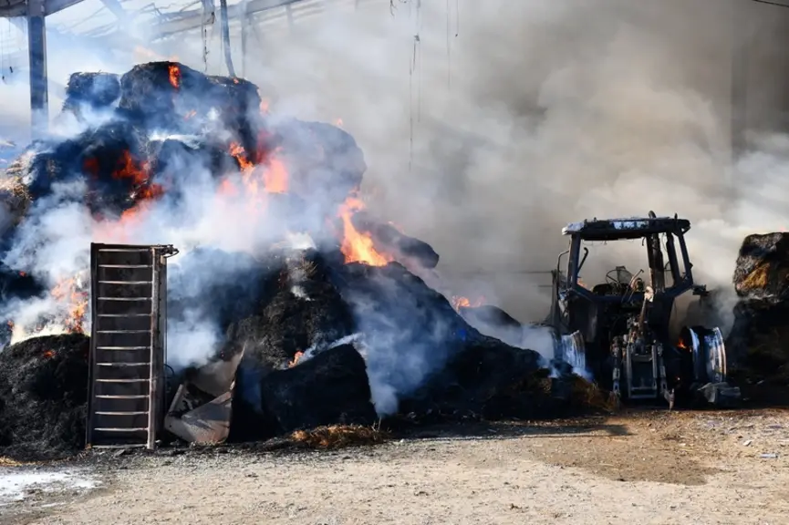 <em class="placeholder">Vue de l'incendie d'un bâtiment agricole recouvert de panneaux photovoltaïques avec tracteur agricole embrasé par le feu</em>