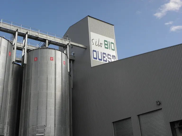 Silo de stockage de céréales bio.
